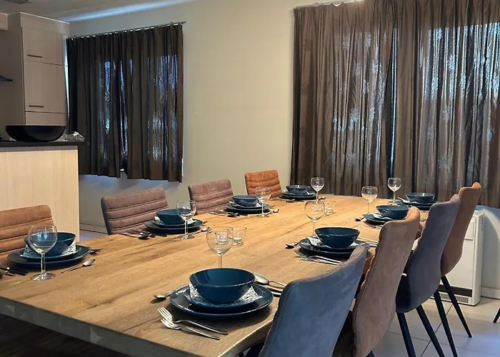 Huswell- Spacious 3-Bedroom Duplex Apartment